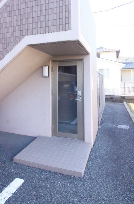 LATTE外原館 エントランス