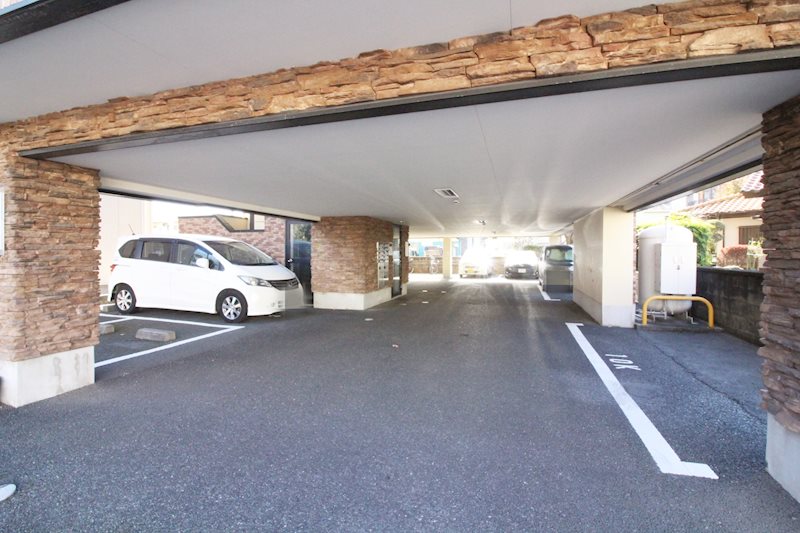 ウィン・ロイヤルプラザ加藤学園前 駐車場