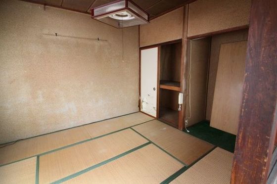 高砂横丁 2階和室　約8畳