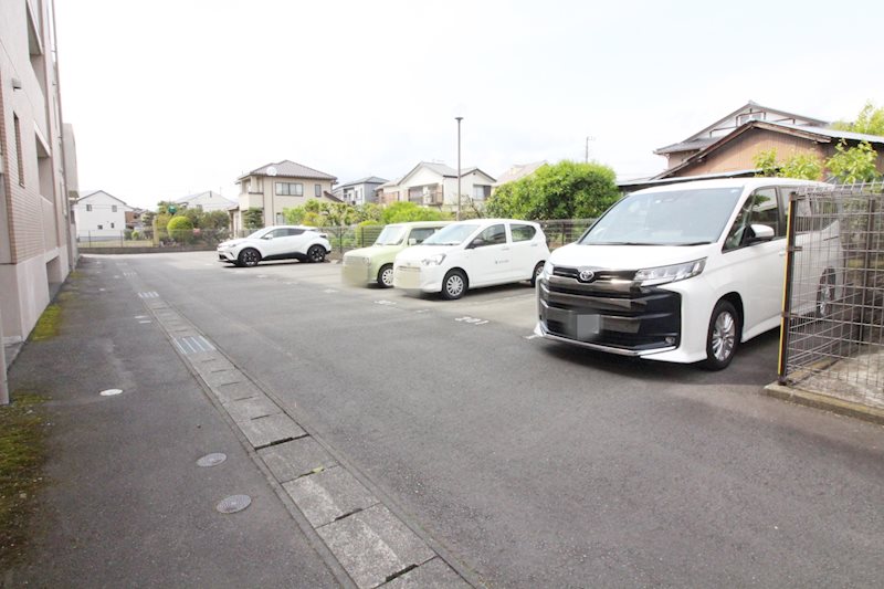 リーラ・コート 駐車場