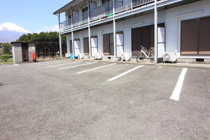 マーメゾン大坂 駐車場