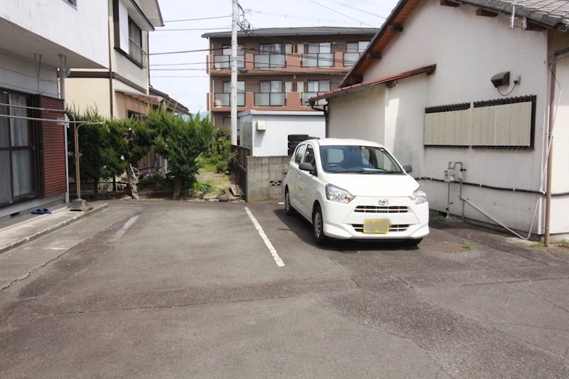 新井アパート 駐車場